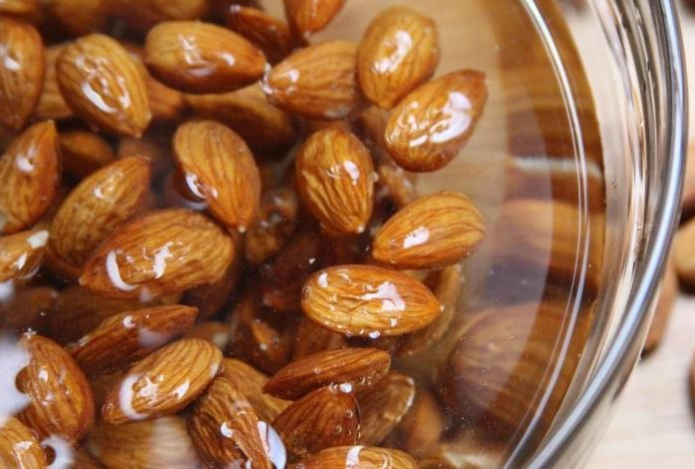Нужно ли замачивать орехи перед едой