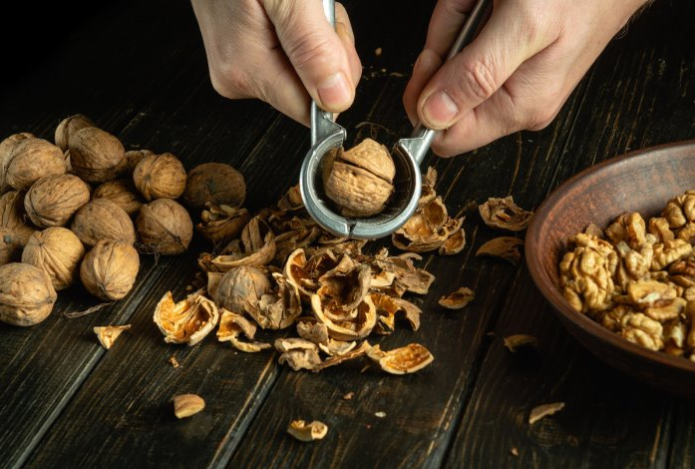 Почему нужно бросать грецкие орехи в кипяток