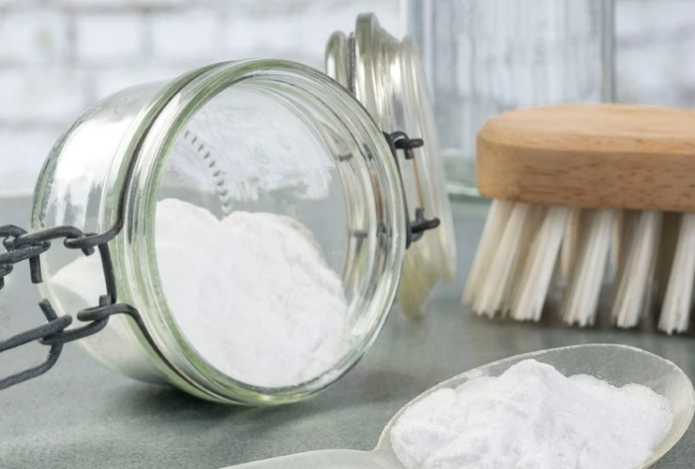 Для чего эксперты советуют сыпать пищевую соду по углам комнаты — простой секрет