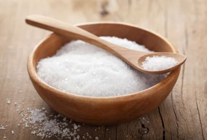 Некоторые хозяйки солят одежду при стирке, а другие им завидуют — в чем секрет