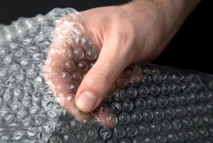 Для чего хозяйки вешают пленку с пузырьками на окна — гениальный лайфхак