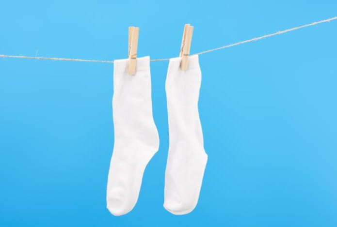 Зачем подогревать белые носки в микроволновке — вы удивитесь