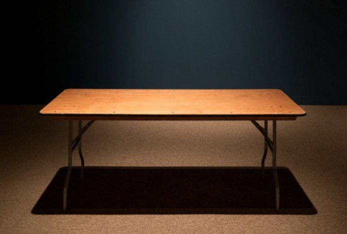 Можете навлечь в дом беду — никогда не кладите эти пять предметов на стол