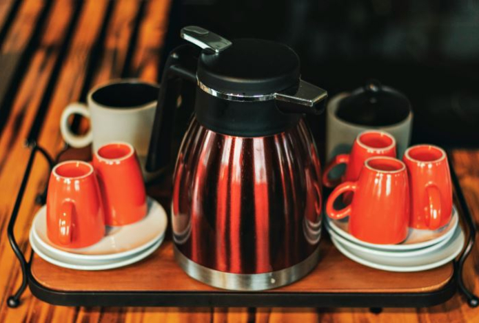 Даже толстый слой накипи отпадет сам — элементарный способ почистить чайник