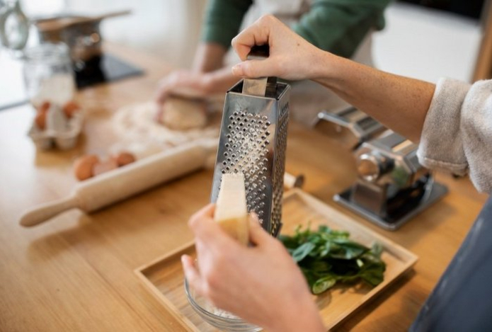 Зачем хозяйки надевают пакет на тёрку. Простой лайфхак облегчает жизнь в разы