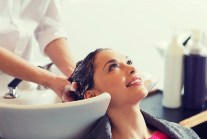 Почему мытье головы в парикмахерской может обернуться инсультом