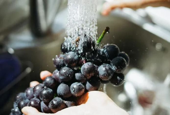 Достаточно ли мыть овощи и фрукты только водой