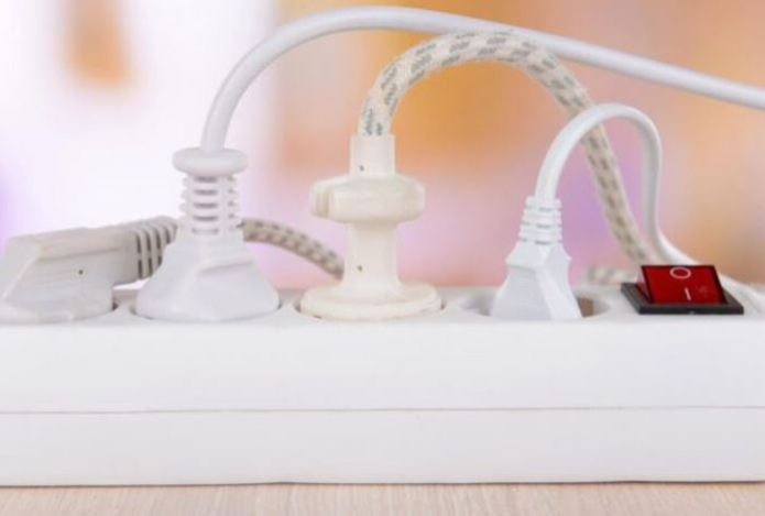 Потребляют много электроэнергии — какие приборы нельзя оставлять включенными надолго