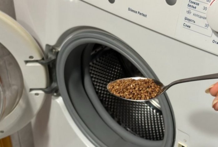 Одна ложка прямо в барабан. Стиралка внутри как новая — вся грязь уйдет минимум на год
