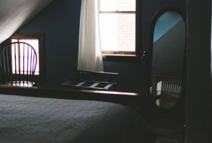 Почему нельзя спать напротив зеркала