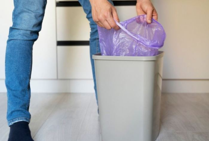 Почему нельзя выносить мусор из дома вечером