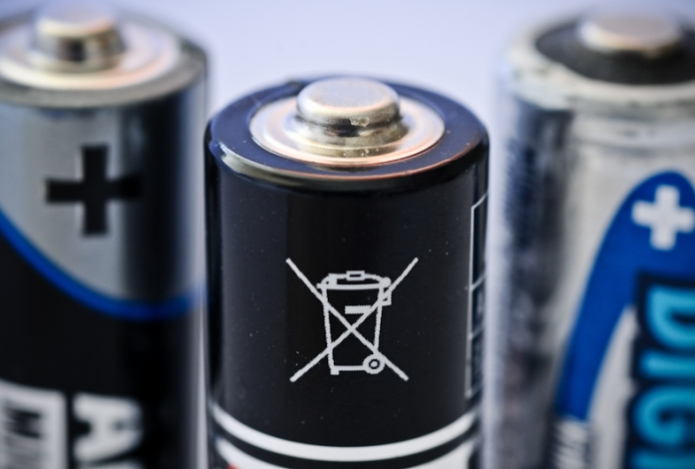 Почему нельзя выкидывать батарейки