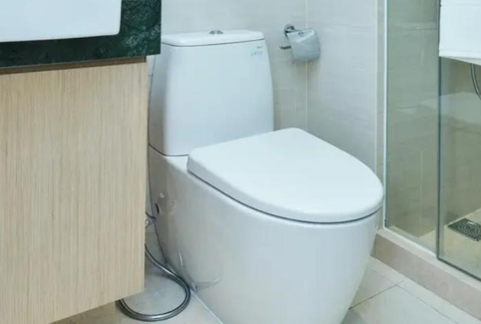 Что залить в бачок туалета, чтобы он стал как новый