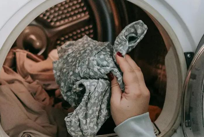 Почему надо заливать водку в стиральную машину — вы будете поражены