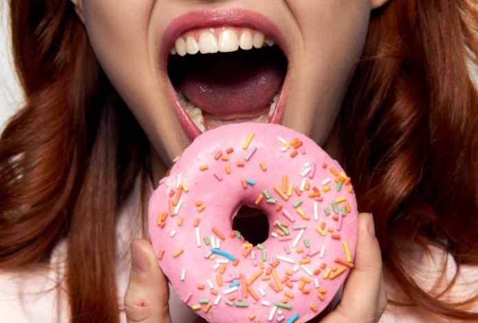 Почему стресс заставляет нас есть сладкое