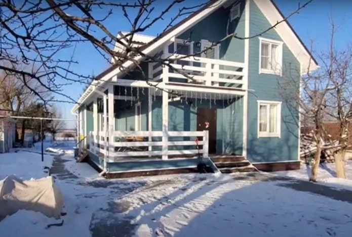 Сайдинг отжил свой век. Умные хозяева перешли на материал покрепче — не трескается, «дышит» и выглядит богато