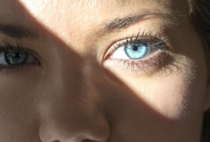 Почему при разговоре с человеком нужно смотреть в его левый глаз