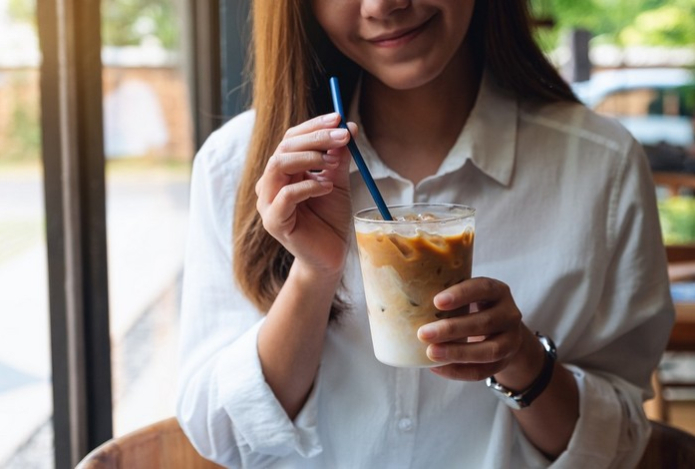 Любителям кофе объяснили, как спасти зубы от потемнения