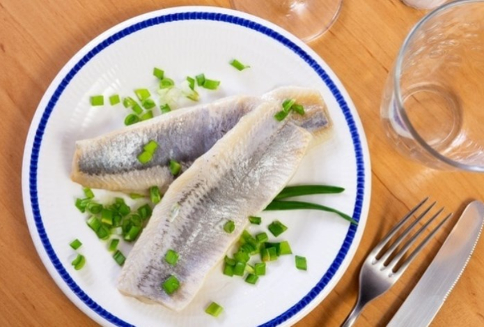 Как лучше всего почистить селедку — так можно получить филе без костей за несколько минут