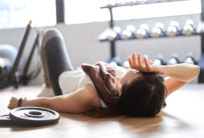 Не нужно тренажёров — одно лёгкое упражнение заменит целую тренировку