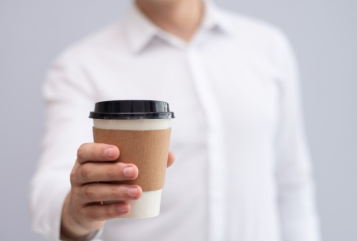 Исследование показало, как манера держать стакан с кофе отражает характер человека