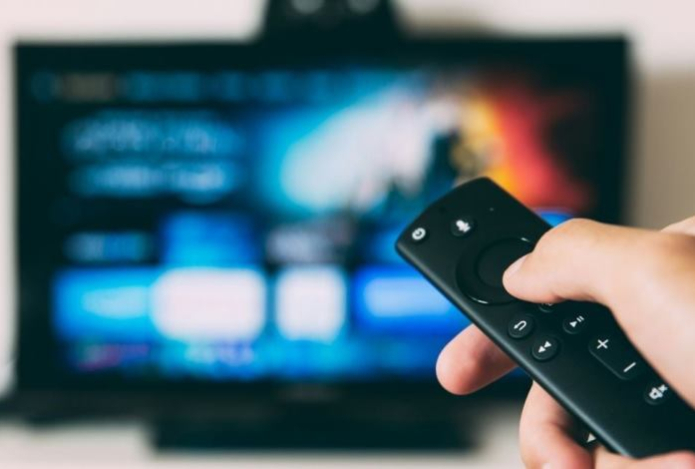 Ваш телевизор следит за вами. Эксперты рассказали, куда именно попадает информация и как отключить эту функцию