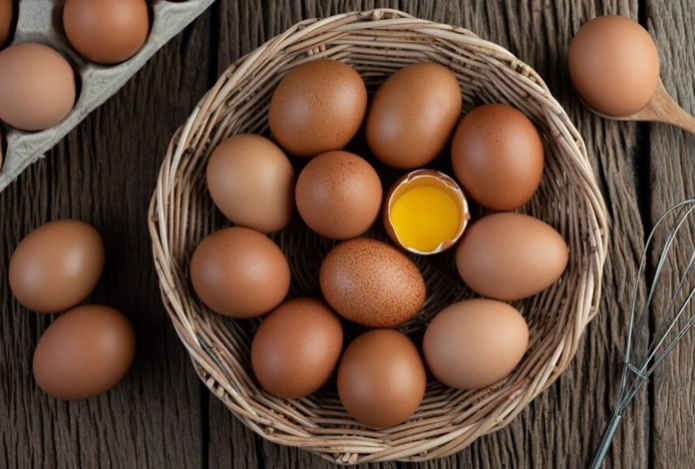 Какие яйца лучше — белые или коричневые? Чем на самом деле они отличаются