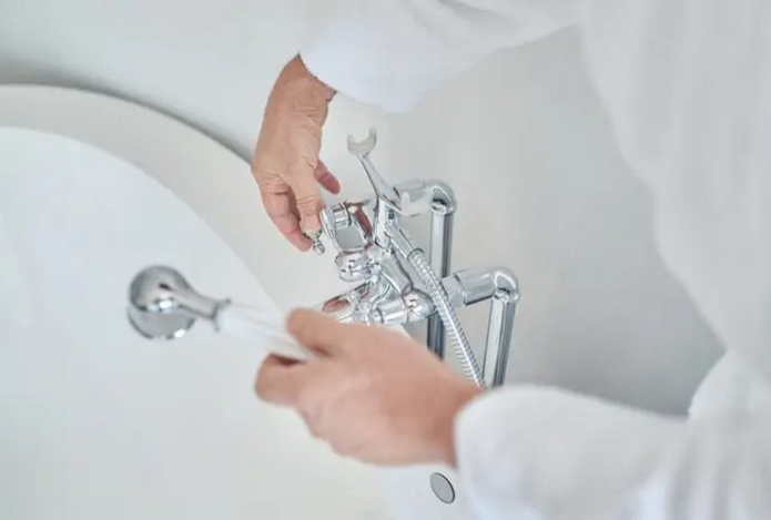 Не спешите выбрасывать. Как отремонтировать лейку душа всего за одну минуту