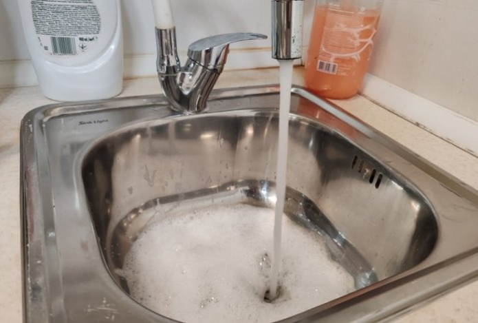 Одна ложка и одна чашка в слив. Жир отлетел через пять минут — лучше, чем уксус и сода