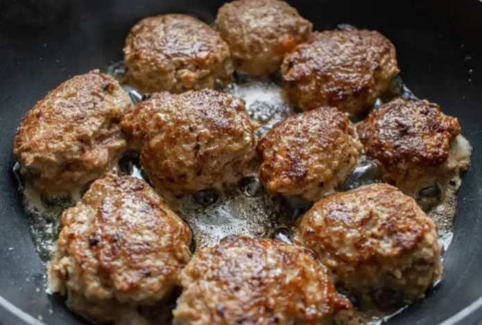 Как жарить котлеты и стейки без брызг масла — простой лайфхак для кухни