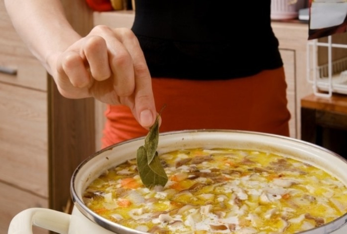 Почему нельзя оставлять лавровый лист в готовых блюдах