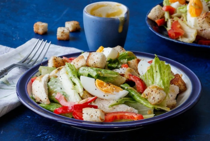 Вкусный салат «Цезарь» без лишних затрат — лайфхаки для домашнего приготовления