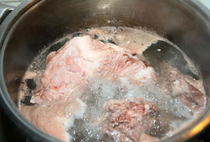 Нужно ли убирать пену при варке мяса