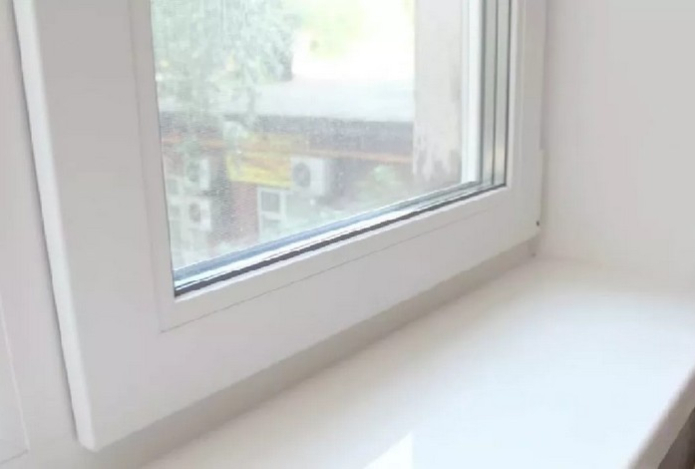 Пластиковый подоконник вышел из моды. Опытные строители нашли материал круче — переделать можно за пару часов