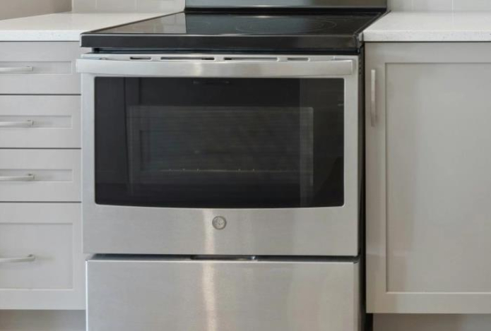 Один пузырек из аптечки — и стекло духовки прозрачнее льда. Никакой копоти и жира