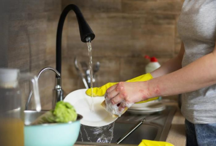 Можно ли мыть посуду губкой