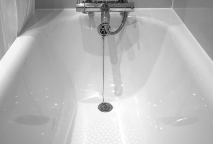 Один стакан и ванна станет как новая. Никакого налета и ржавчины — ослепительная чистота