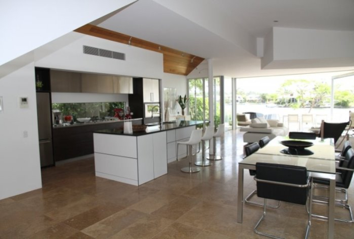 Кладите лист бумаги на кухонный шкаф — и спите спокойно. Простой лайфхак удивит и порадует