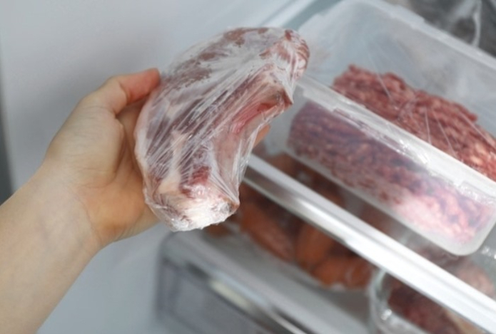 Что будет дольше храниться в морозилке — фарш или цельный кусок мяса