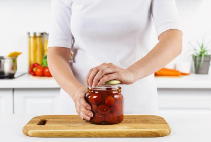 Нужно ли переворачивать банки с консервацией