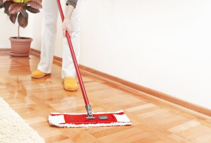 Один стакан и ложка в ведро — получим не полы, а выставочный образец чистоты. Ни пятен, ни разводов