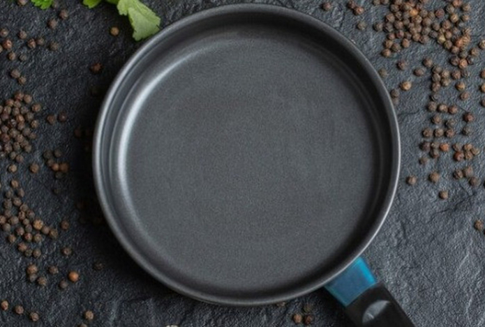 Сильный нагар легко уйдёт со сковороды c помощью этого раствора — способ, проверенный временем