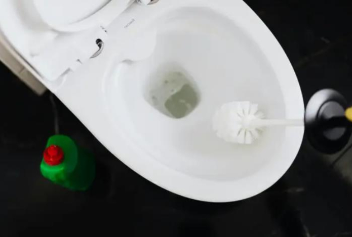 Положите в унитаз одну безделушку. Забудете об уборке надолго