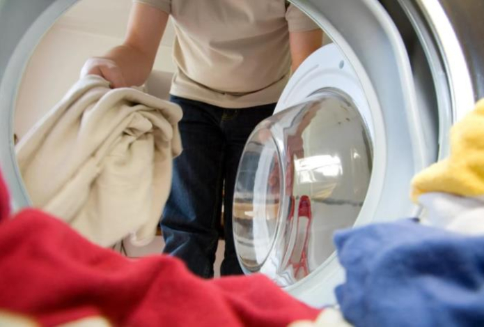 Нужно ли выворачивать одежду наизнанку перед стиркой