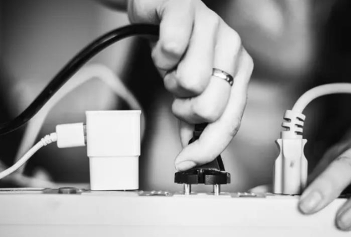 Зачем на вилках бытовой техники есть выемка