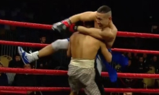 Боксер из Узбекистана едва не выкинул казахстанского чемпиона с ринга. Видео