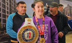 Назым Кызайбай и других медалисток ЧМ-2025 по боксу встретили в Казахстане. Видео