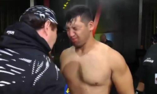 «Поистине странный момент». Казахстанскому бойцу плюнули в лицо перед сенсационным поражением в UFC. Видео