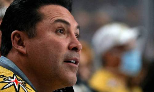 Казахский чемпион мира привлек внимание Де ла Хойи после яркого дебюта в профи