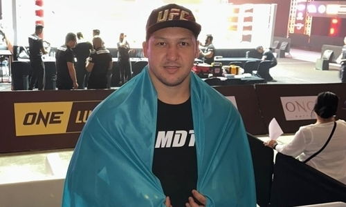 Непобежденный казахстанский тяжеловес прибыл на бой в UFC